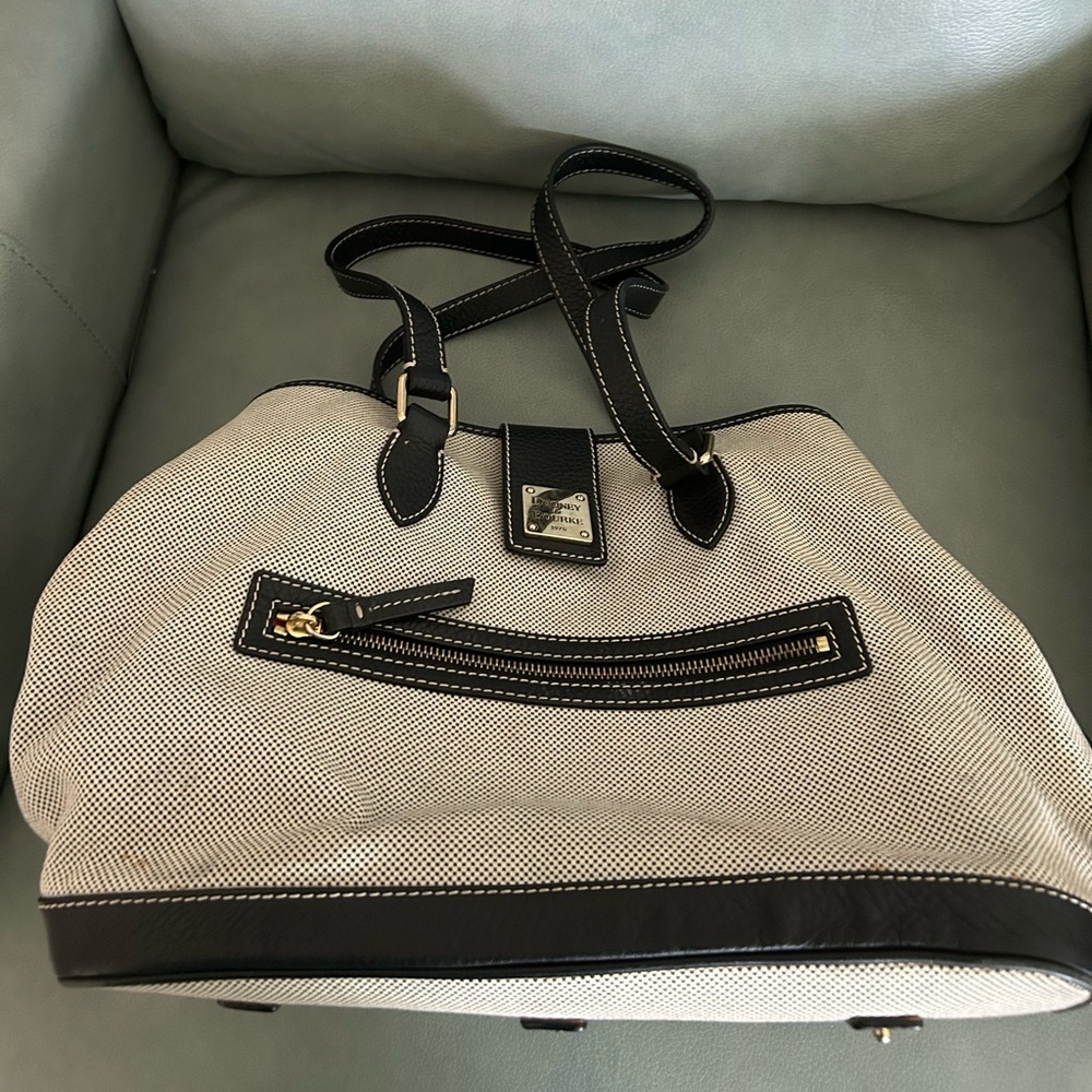 Dooney & Bourke Black and Cream Shoulder Bag with Elegant Design